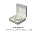 Écrin en velours gris pour bracelet serpent doré orné de pierres vertes et de gemmes blanches - Boîte à bracelet / Gris Clair avec nœud
