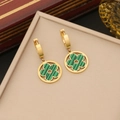 Pendientes redondos dorados con motivos florales verdes en un joyero de color beige - 3# Pendientes