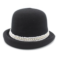Detalle de sombrero cloche de invierno tejido con encaje blanco y perlas elegantes - M (56-58cm) / Negro