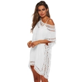Detailopname van witte gehaakte strandjurk met V-hals en boho-geperforeerde patronen - Eén maat / Wit