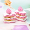 Makroansicht von rosa Miniatur-Erdbeer-Napoleon-Kuchen aus Harz für DIY-Handwerk - Rosa (Gelbe Füllung)