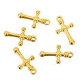 Detailansicht von fünf Vintage-Edelstahl-Kreuzanhängern in Goldoptik für DIY-Schmuck - Gekreuztes Muster Kreuz / Gold