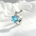 Pendiente minimalista de plata con una brillante piedra de circón azul claro - Estilo Zirconia Azul de Seis Garras / Zirconia Azul Claro Plateada (Pieza Única)