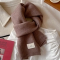 Sciarpa in maglia marrone scuro con bordi a costine ed etichetta emo per l'autunno-inverno - caffè