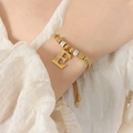 Verstelbare 18K vergulde titanium stalen kralenarmband met letter E zirkoon hanger - Gouden Armband - Letter E