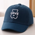 Primer plano detallado de la gorra de algodón azul marino con bordado de oso LOVE blanco - 52cm (2-5 Años) / Azul