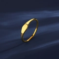 Minimalistischer goldener Edelstahlring mit flacher ovaler Front auf blauem Seidenstoff - US 6 / Gold