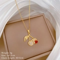 Collier cerise doré avec cœur rouge et cristaux sur fond de soie élégante - Forme de Cerise (E237)