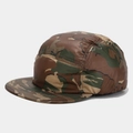 Vista de detalle de gorra camper de 5 paneles con diseño de camuflaje en nylon verde - Camuflaje
