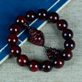Bracciale in sandalo rosso lucido con un ciondolo a forma di Buddha intagliato - Stile Buddha Maitreya (15 Grani) / 15mm