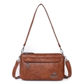 Bolso de hombro marrón de cuero PU impermeable con correa ajustable y logotipo metálico - Marrón