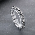 Makro-Detail des industriellen Titanstahl-Armbands mit mechanischen Kettengliedern - Vintage Stahl (KB153100-KJX)