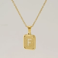 Collar de acero inoxidable chapado en oro de 18K con colgante rectangular mate letra F - Letra F