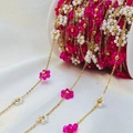 Dettaglio di una catena dorata fatta a mano con fiori di perline rosa e bianchi - Oro Rosa Rosso + Bianco Perla Artificiale