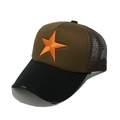 Dettaglio ricamo stella 3D e visiera invecchiata su cappello trucker a rete - Fronte Marrone Stella Arancione Rete Marrone Tesa Nera (D)