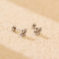 Prachtige S925 zilveren oorknopjes met waaiervormige zirkonia en schroefsluiting achter - 925 zilver / Witgoud