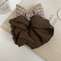 Dettaglio dell'elastico per capelli a quadretti marrone caffè con fiocco gonfio - Caffè Scuro con Fiocco a Quadri Caffè Bianco
