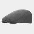 Gros plan de la casquette gavroche grise en tricot révélant la texture fine du tissu chiné - Taille unique / Gris clair