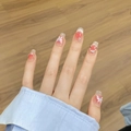 Uñas postizas degradadas rosa y naranja con mariposa 3D, perlas y pequeños brillantes - Grande (L) / Ataúd Corto (1439)