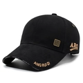 Berretto da baseball nero da uomo con ricamo dorato e logo in metallo visto di profilo - Regolabile / Nero