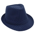 Dettaglio del cappello fedora blu navy gessato con corona classica e tesa curva - Blu Notte (Tesa Curvata All'indietro a Righe)