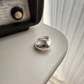 Minimalistischer S925 Sterlingsilber Ring mit klobigem Wellendesign auf einem Schreibtisch - Einstellbar Offen / Silber