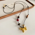 Dettaglio della collana con ciondolo a cavallo, occhio di tigre e perline di legno su tessuto - Stile Cavallo Dorato (WN1924)
