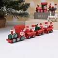 Détail d'un petit train de Noël en bois rouge avec Père Noël, bonhomme de neige et ours - Rouge