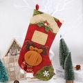 Calza di Natale classica rossa e verde con renna 3D appesa a rami decorativi bianchi - Stile Alce