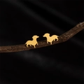 Makroaufnahme goldener Dackel-Ohrstecker auf einem rustikalen Zweig im Detail - Dackel / Gold