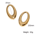 Dettaglio di orecchini ovali dorati, misure 37mm x 23,5mm e peso di 8,5 grammi - Oro