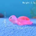 Makroaufnahme einer 3,1 cm rosa Schildkröte aus Harz für die Aquarium-Dekoration - Leuchtendes Rosarot