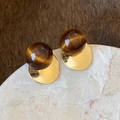 Braune Tigerauge-Perlen mit minimalistischen goldenen runden Ohrsteckern auf Marmor - Einfache Tigerauge Perlen Stecker / Silbernadel Braun Gold Minimalistische Perle (HE29901)