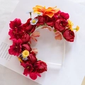 Ethnisches Blumen-Haarband mit roten Rosen, orangen Lilien und weißen Gänseblümchen für Fotos - Kinder Stirnband Materialset Nr. 4