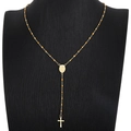 Collar de cruz dorada con cuentas naranjas y medalla sobre un soporte de exhibición - Estilo Naranja (KN226278-HDJ)