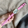 Elegante Damenquarzuhr mit ovalem Goldgehäuse und rosa Lederarmband in Krokodiloptik - Rosa