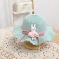 Dettaglio cappello di paglia verde menta con bambola coniglio e fiocco rosa chic - 52cm (Consigliato per 1-4 anni) / Cappello Blu