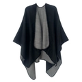 Vue détaillée du poncho réversible noir et gris avec bordure en point de feston - 150x130cm / Noir et Gris