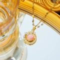 Detalle macro del collar de galaxia en acero de titanio con piedra de ojo de gato rosa - Estilo Saturno Ojo de Gato Rosa (C518 Dorado Rosa)