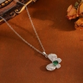 Detailansicht von Schmetterlingsanhänger mit grünem Edelstein und Diamanten in Silber - Silber Schmetterling Grün Zirkonia Halskette (T031)