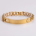 Detail van gouden Cubaanse schakelarmband met gegraveerd Spaans Onze Vader op metalen plaat - Goud Spaanse Padre Nuestro Gebed Kruis Stijl
