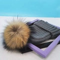 Dunkelgraue Strickmütze mit einem großen, flauschigen braunen Pelzbommel oben - Einheitsgröße / Dunkelgrauer Hut Mit Waschbärpelz Bommel