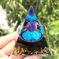 Pyramide d'orgonite avec sphère d'améthyste et mandala bleu tenue dans une main levée - Style 58