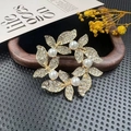 Élégante broche couronne fleurie dorée avec cristaux brillants et perles blanches - BZ039 Couronne de Perles