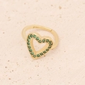 Primer plano de anillo de corazón dorado con cristales verdes sobre fondo de piedra - Abierto Ajustable / Estilo de Corazón Hueco (4#)