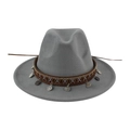 Vue détaillée de la bande ethnique tissée et des pièces en métal sur chapeau gris - 58cm / Gris