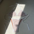 Dettaglio del bikini in pizzo bianco all'uncinetto con allacciatura e trama a rete - S / Bianco