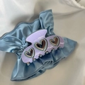 Pince à cheveux cœur évidé en résine violette sur un fond de tissu satiné bleu clair - Bleu