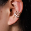 Vista macro dettagliata di un ear cuff multistrato dorato con perle e zirconi incastonati - Ear Cuffs / Zircone Bianco (A9508)