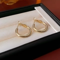 Dettaglio di orecchini a cerchio dorati a forma di C in una scatola regalo nera di lusso - Cerchio 20mm / Oro